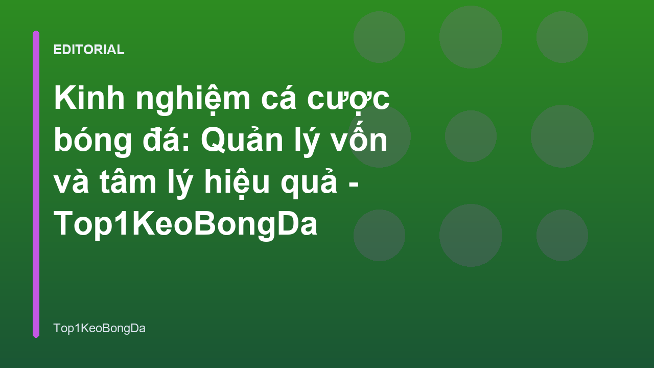 Người chơi bóng đá đang phân tích dữ liệu trên máy tính